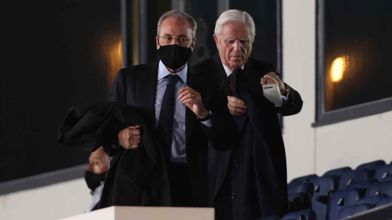 Real Madrid, Florentino Pérez in piedi con la mascherina