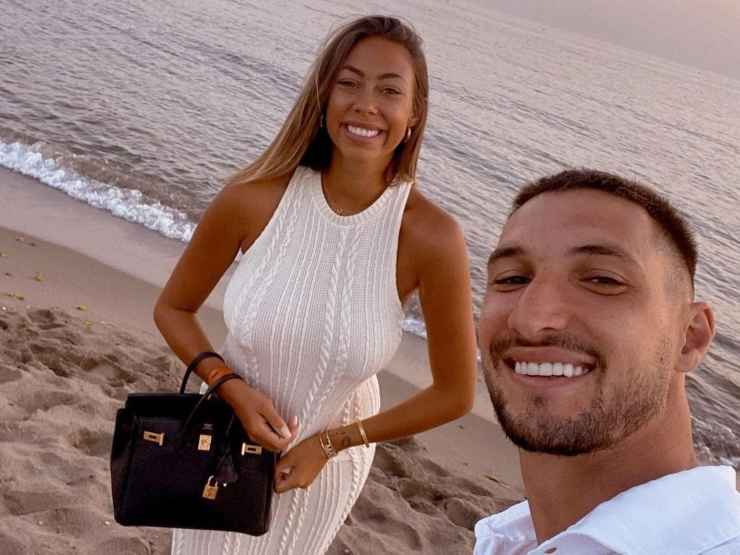 Ginevra Sozzi e Matteo Politano selfie in spiaggia