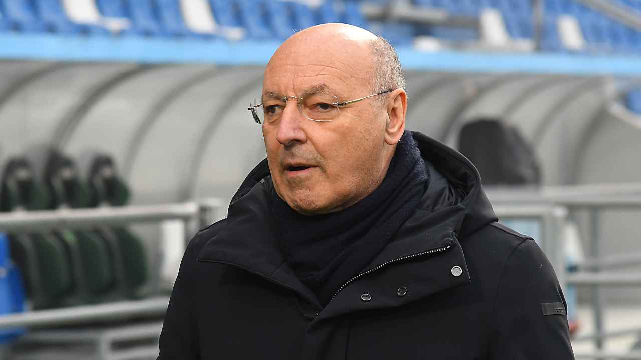 Calciomercato Inter, Giuseppe Marotta in primo piano vicino le panchine