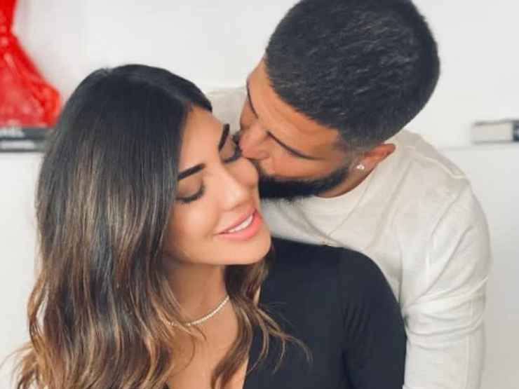 Jenny Darone e Lorenzo Insigne mentre si scambiano un bacio