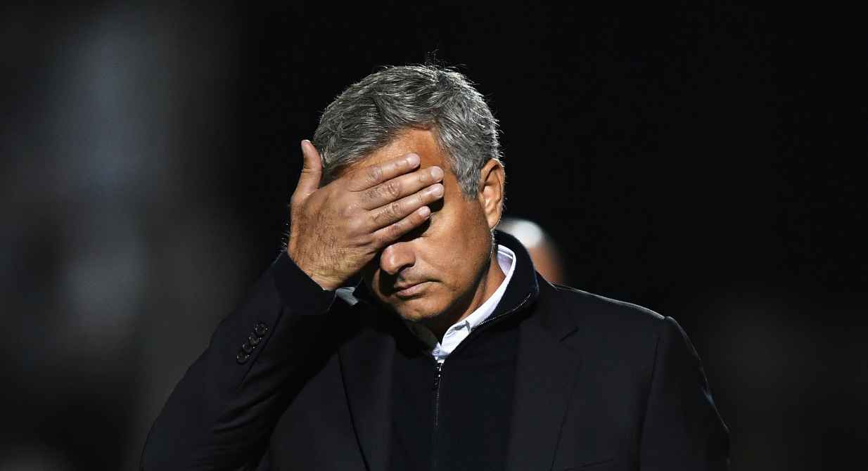 Calciomercato Roma, Jose Mourinho con la mano in faccia