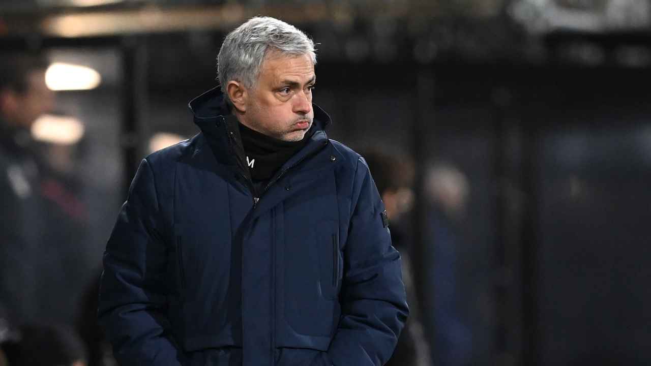 Calciomercato Roma, Jose Mourinho mentre sbuffa