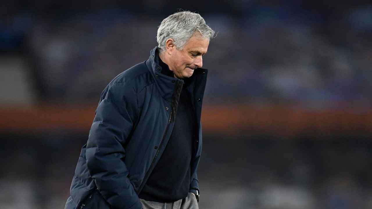 Calciomercato Roma, Jose Mourinho mentre cammina