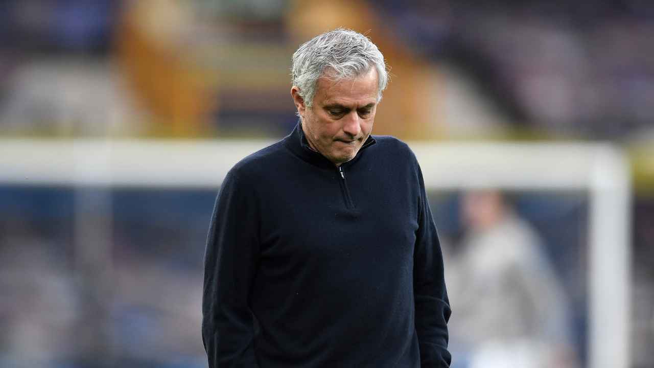 Jose Mourinho in piedi con la testa abbassata