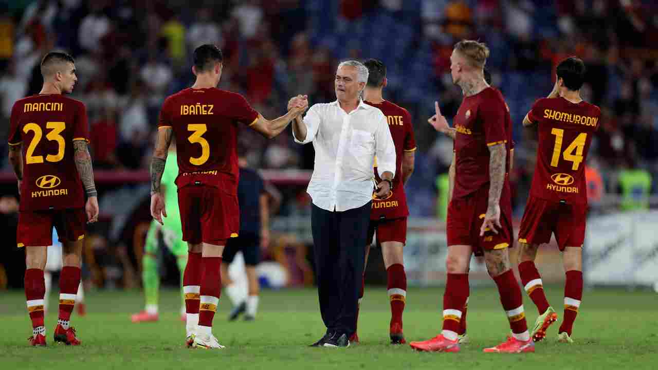 Calciomercato Roma, Josè Mourinho mentre si complimenta con i suoi giocatori in campo