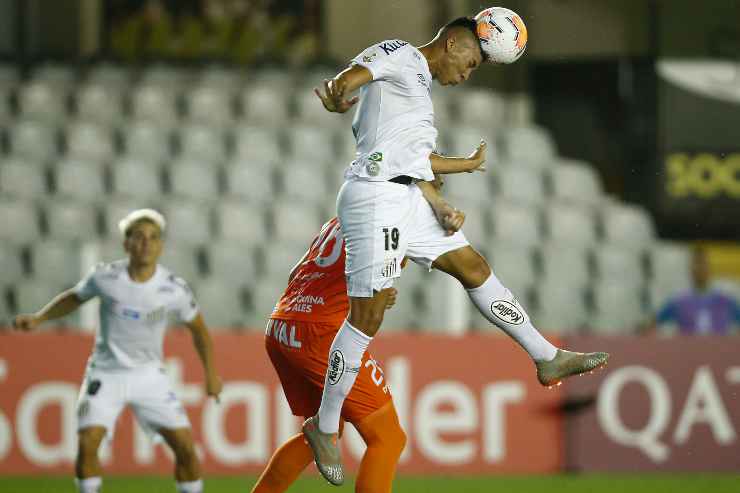 Kaio Jorge mentre colpisce di testa