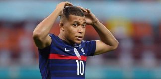 Kylian Mbappé con le mani in testa