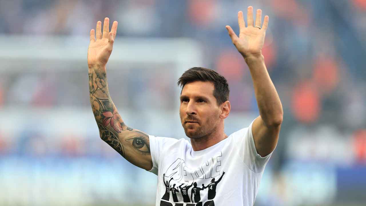 Lionel Messi mentre saluta