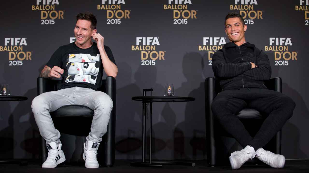 Lionel Messi e Cristiano Ronaldo seduti vicini