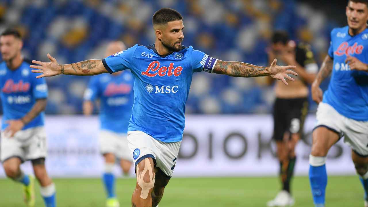 Lorenzo insigne con le braccia allargate