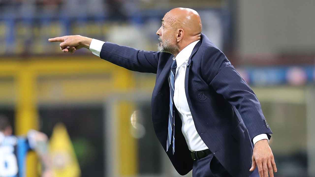 Calciomercato Napoli, Luciano Spalletti mentre indica qualcosa