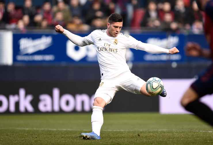 Luka Jovic in campo mentre calcia un pallone