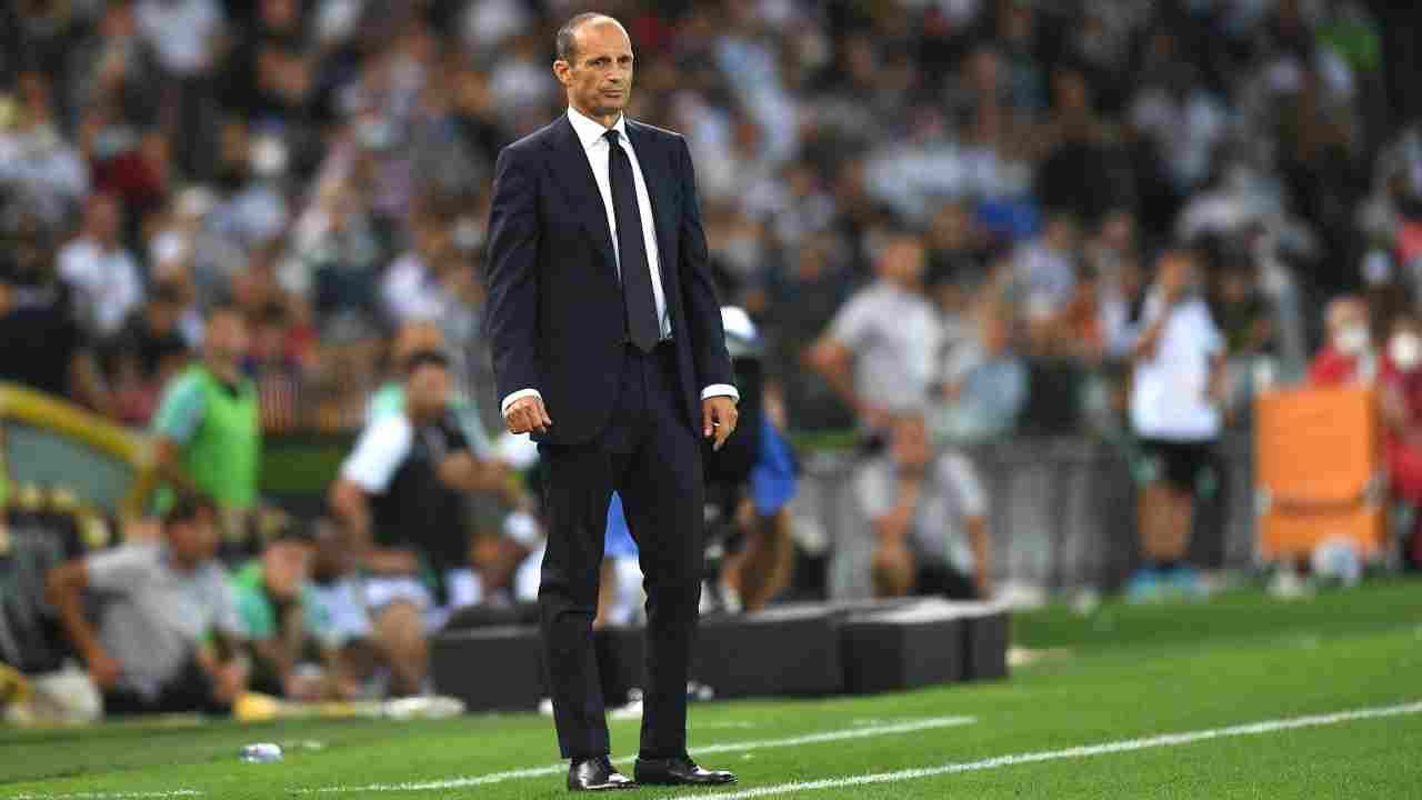 Calciomercato Juve, Massimiliano Allegri in piedi sul campo di calcio