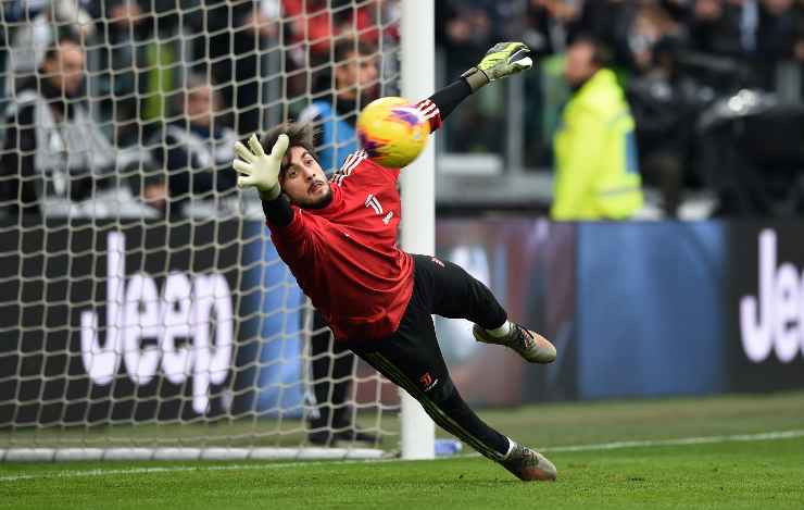 Mattia Perin mentre sta parando 