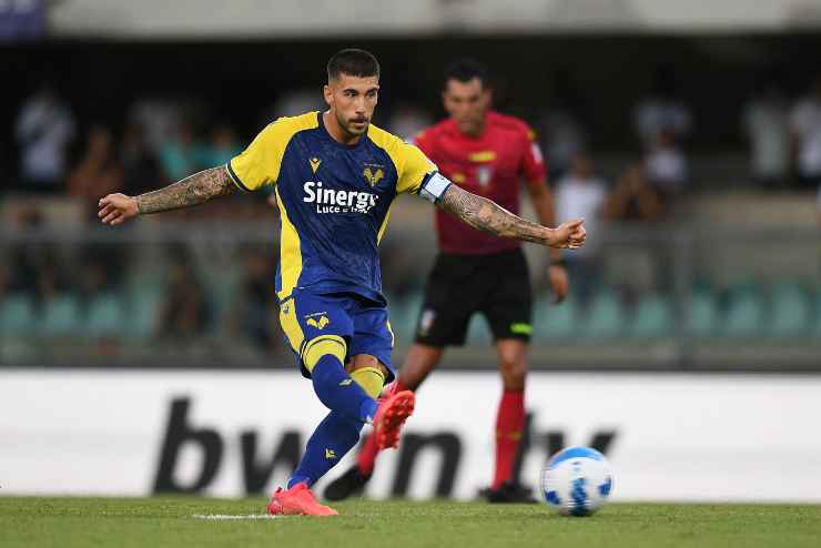 Mattia Zaccagni in campo con il Verona