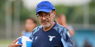 Calciomercato Lazio, Maurizio Sarri con la maglietta e il cappello dei biancocelesti e il pallone in mano
