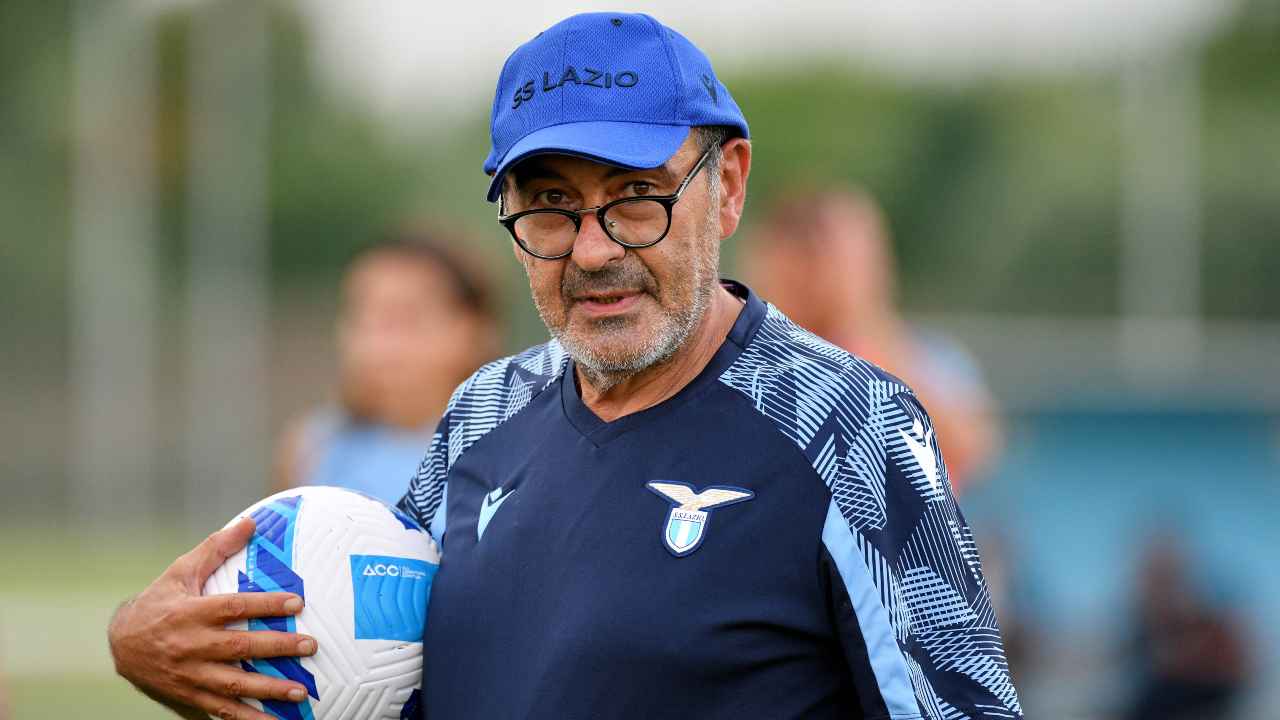 Calciomercato Lazio, Maurizio Sarri con la maglietta e il cappello dei biancocelesti e il pallone in mano