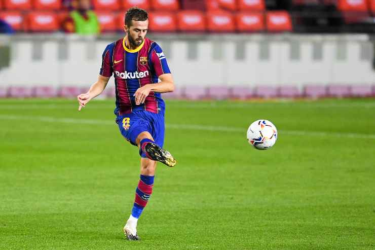 Miralem Pjanic mentre calcia un pallone