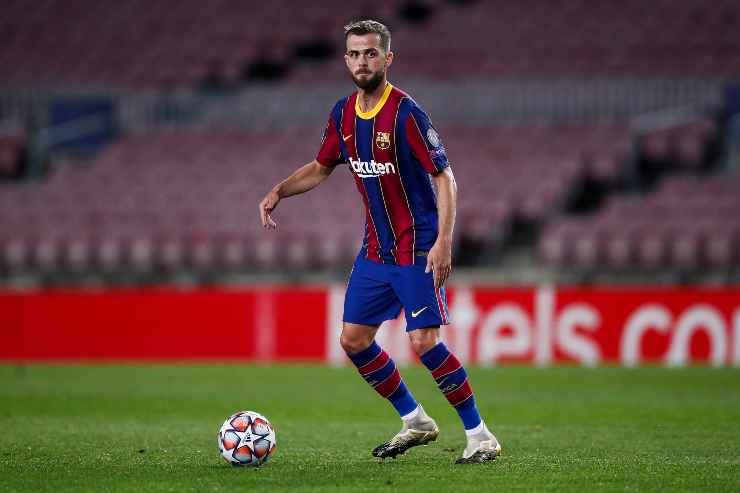 Miralem Pjanic in campo con la maglia del Barcellona