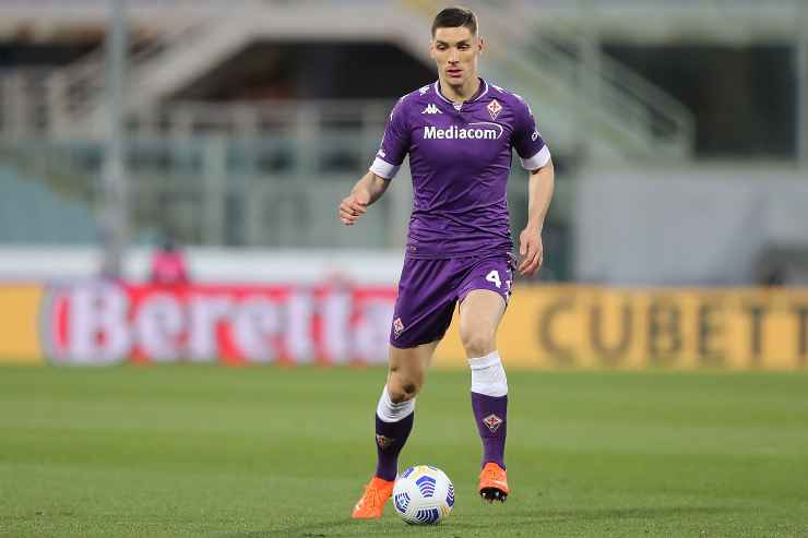 Nikola Milenkovic in campo con la Fiorentina