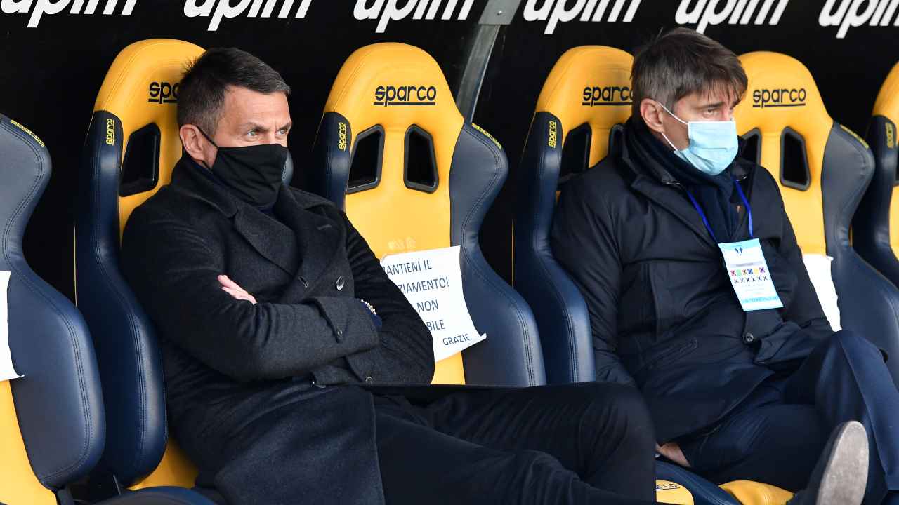 Calciomercato Milan, Paolo Maldini e Frederic Massara seduti in panchina