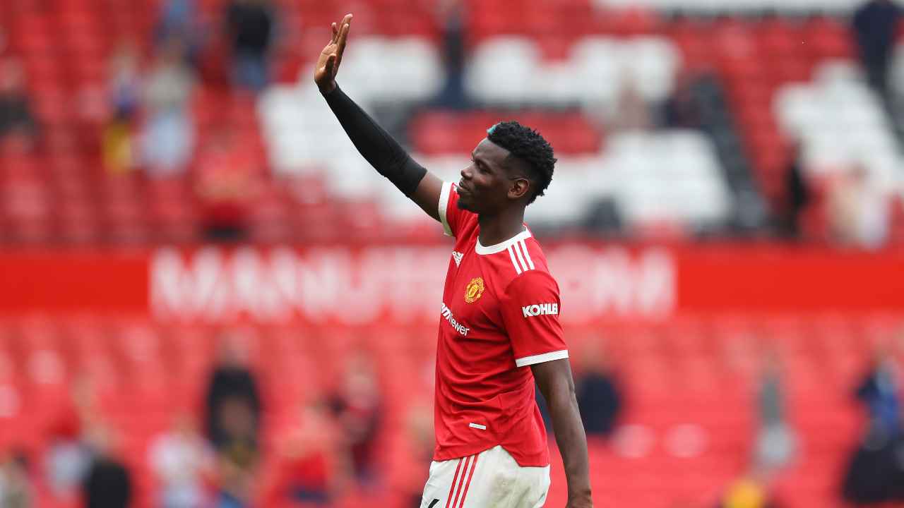 Paul Pogba con la maglia del Manchester United mentre saluta