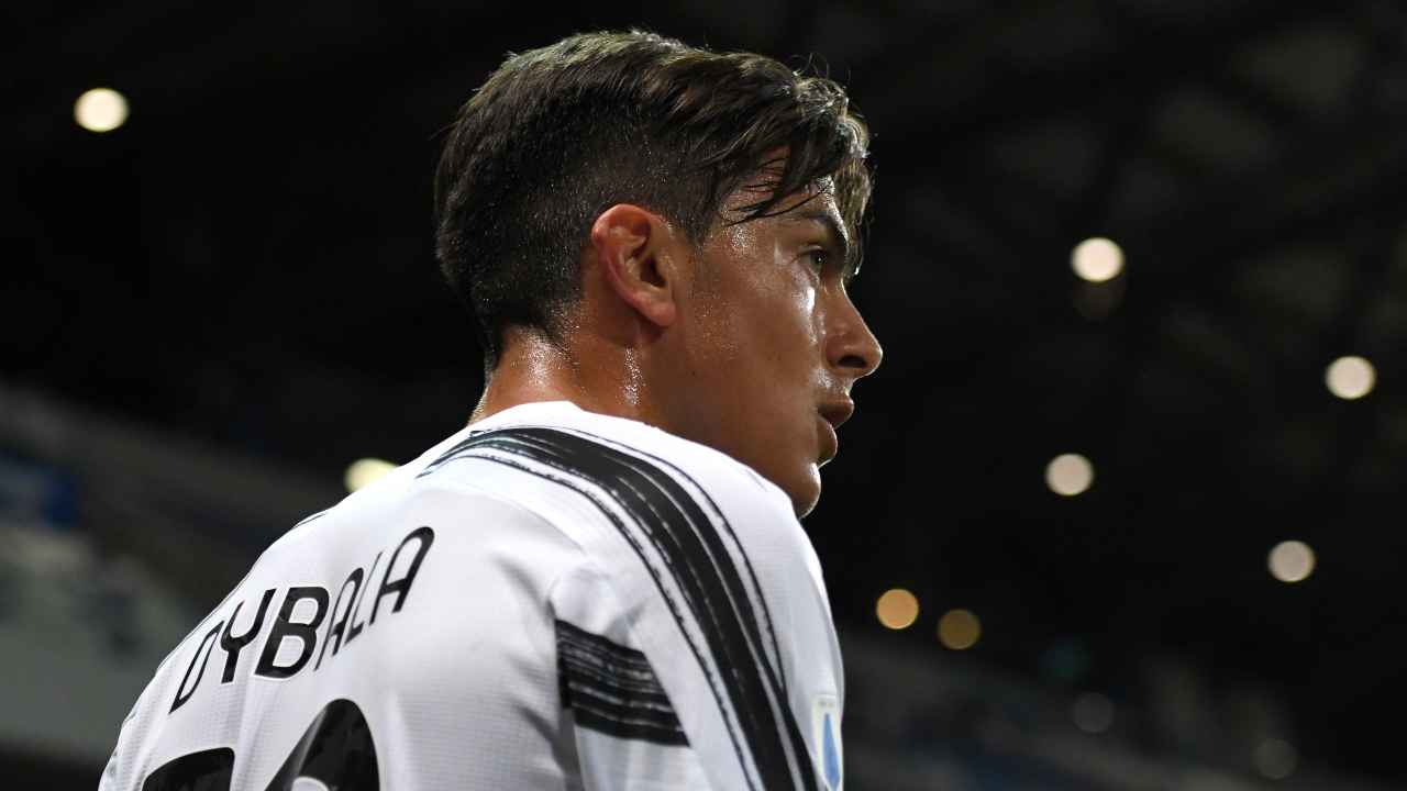 Paulo Dybala di schiena con la maglia numero 10 della Juventus