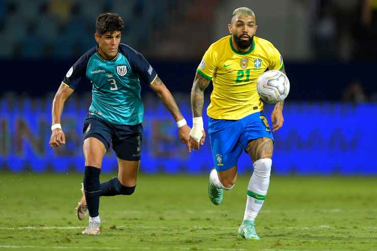 Piero Hincapie mentre insegue Gabriel Barbosa