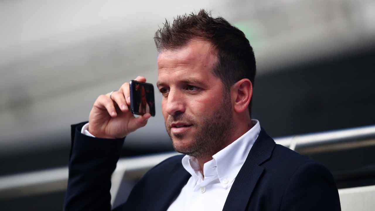 Rafael van der Vaart mentre parla al telefono