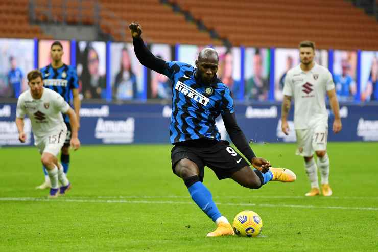 Romelu Lukaku mentre calcia un pallone