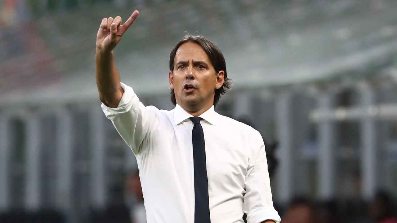 Calciomercato Inter, Simone Inzaghi con il braccio alzato