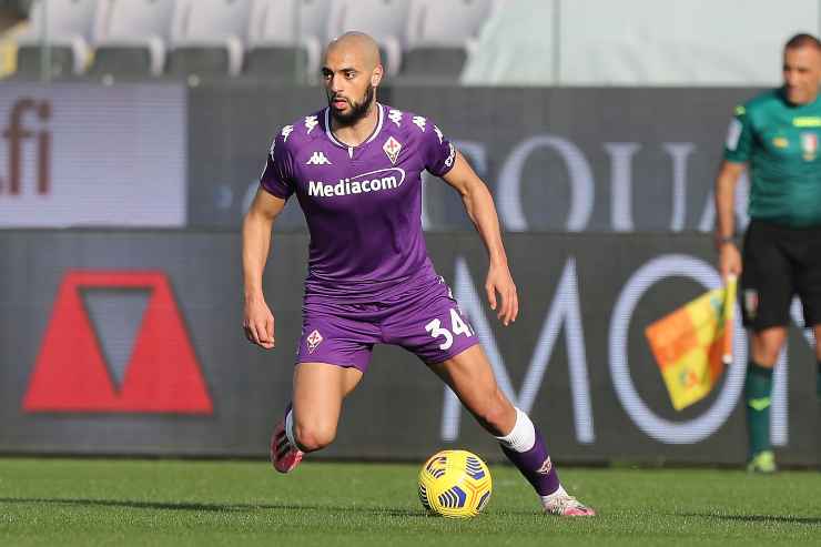 Sofyan Amrabat in campo con la Fiorentina