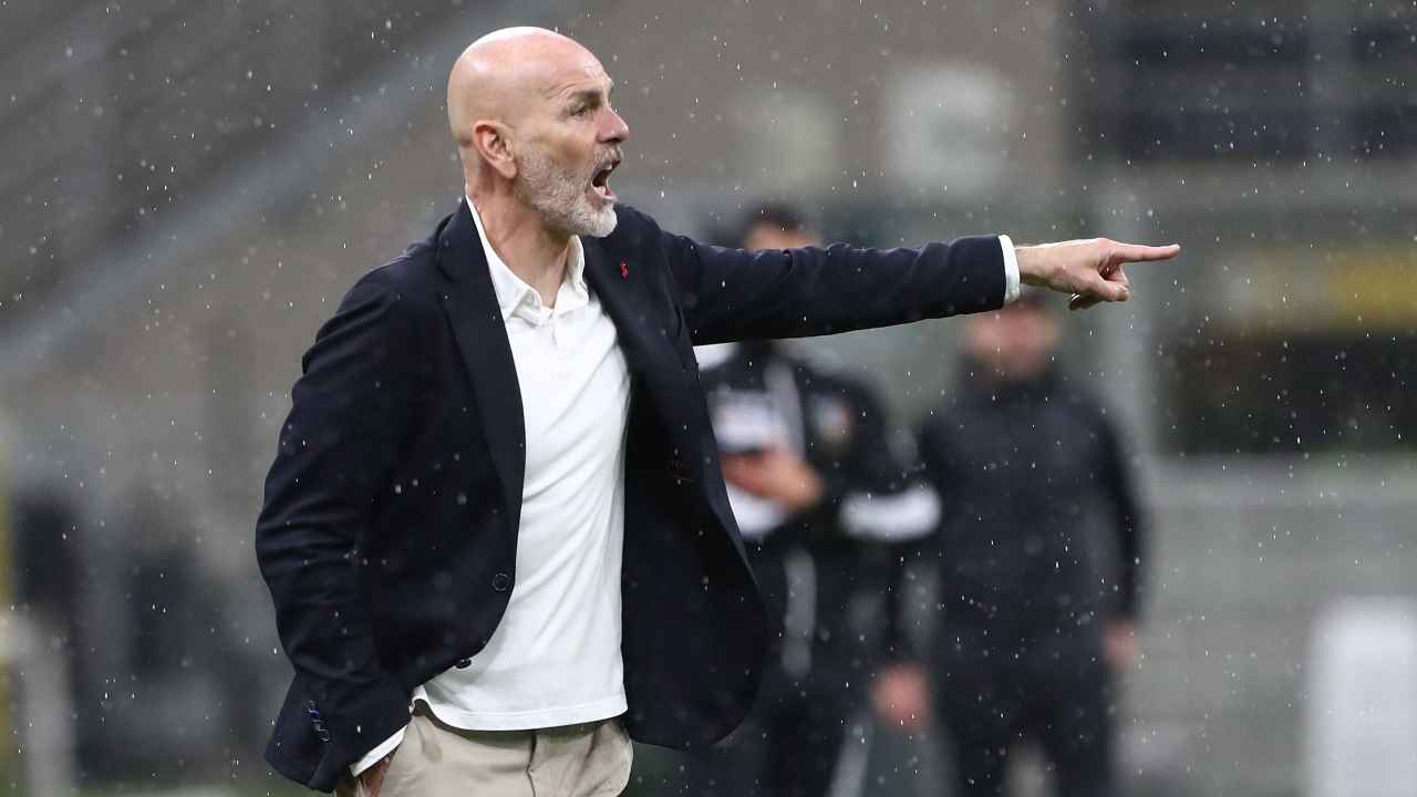 Calciomercato Milan, Stefano Pioli mentre indica sotto la pioggia