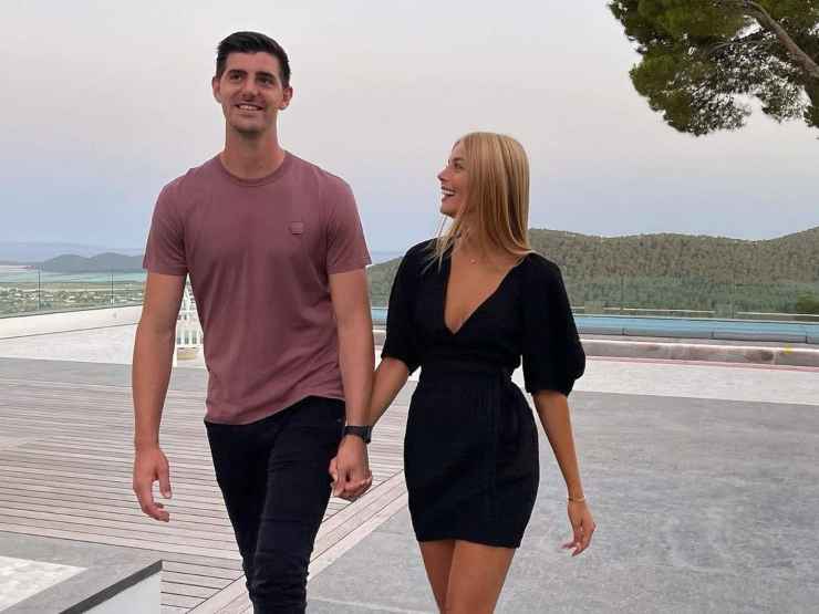 Thibaut Courtois e Mishel Gerzig mentre camminano mano nella mano