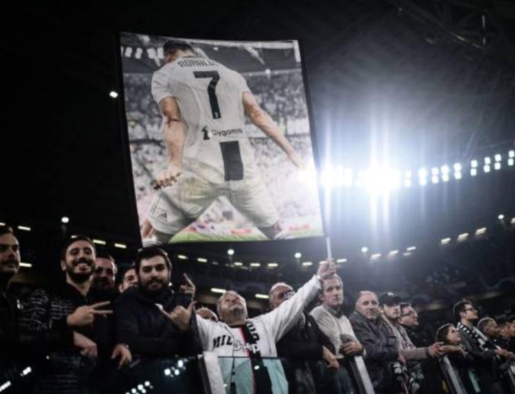 Tifosi juventini con un poster di Ronaldo