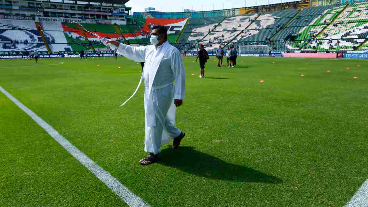 Prete in campo - Getty Images