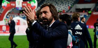 Andrea Pirlo mentre applaude