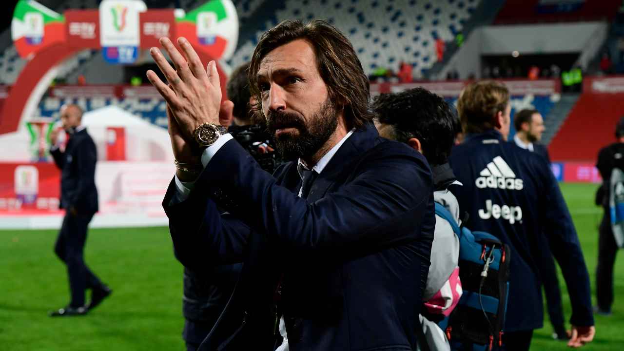 Andrea Pirlo mentre applaude