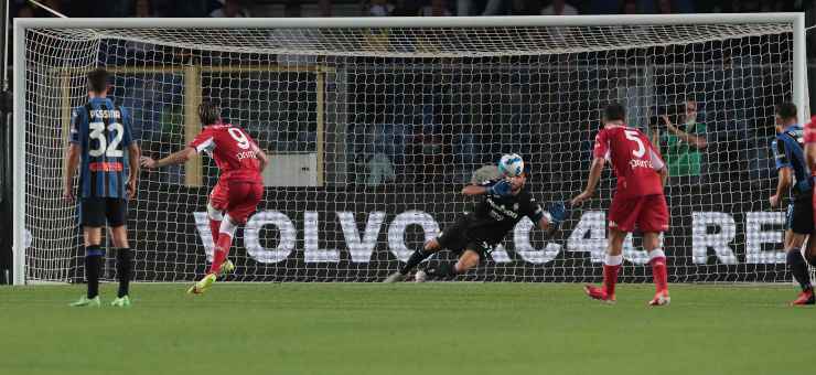 Dusan Vlahovic di spalle mentre tira il calcio di rigore