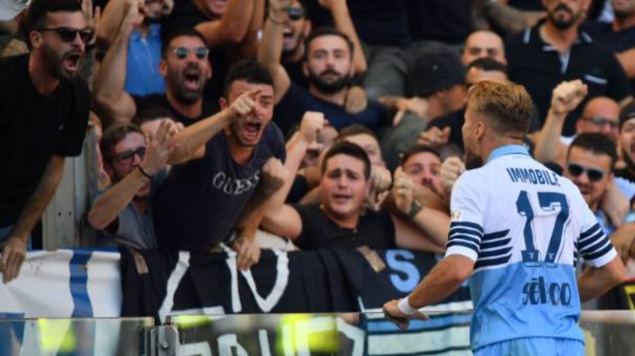 Immobile esulta sotto la curva dei tifosi della Lazio