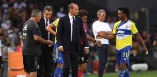 Juve Dybala, Massimiliano Allegri in campo vicino a Cuadrado