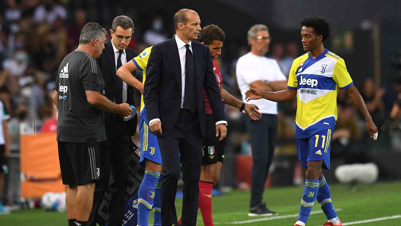 Juve Dybala, Massimiliano Allegri in campo vicino a Cuadrado