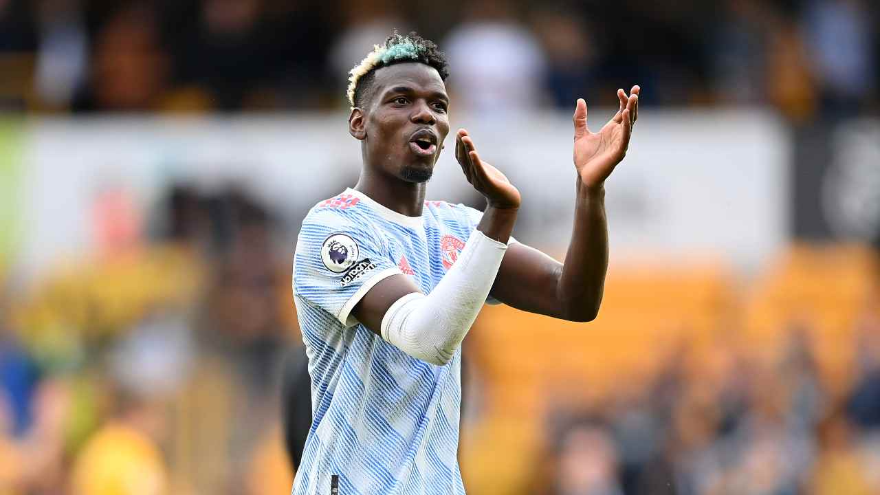 Paul Pogba mentre applaude