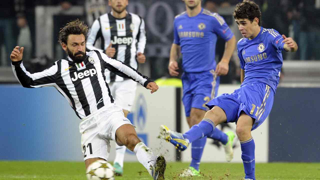 Pirlo e Oscar in conttasto - Getty Images