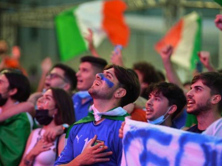 Tifosi italiani durante l'inno