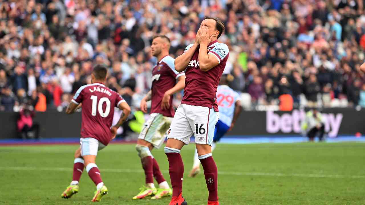 Noble sbaglia il rigore in West Ham-Manchester United