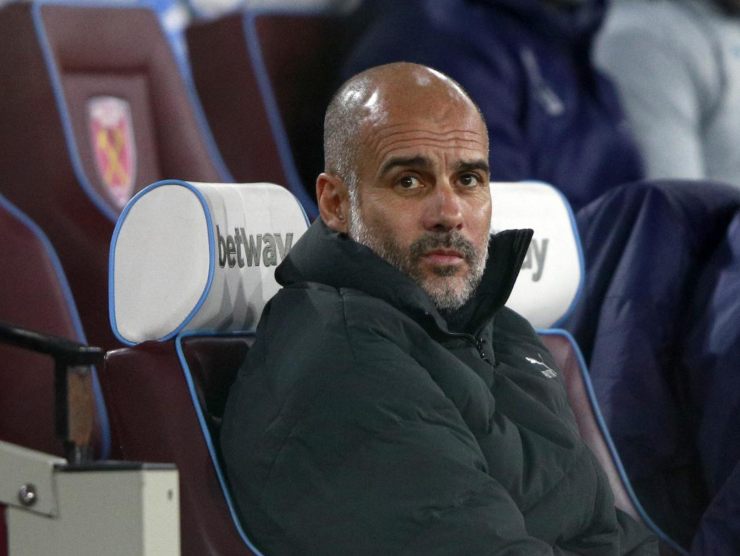 Guardiola in panca - Foto LaPresse