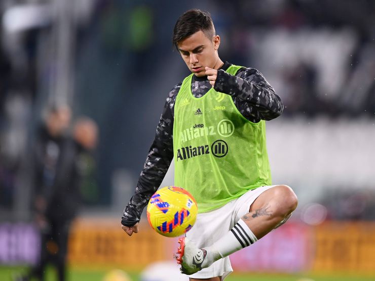 riscaldamento Dybala - Foto LaPresse