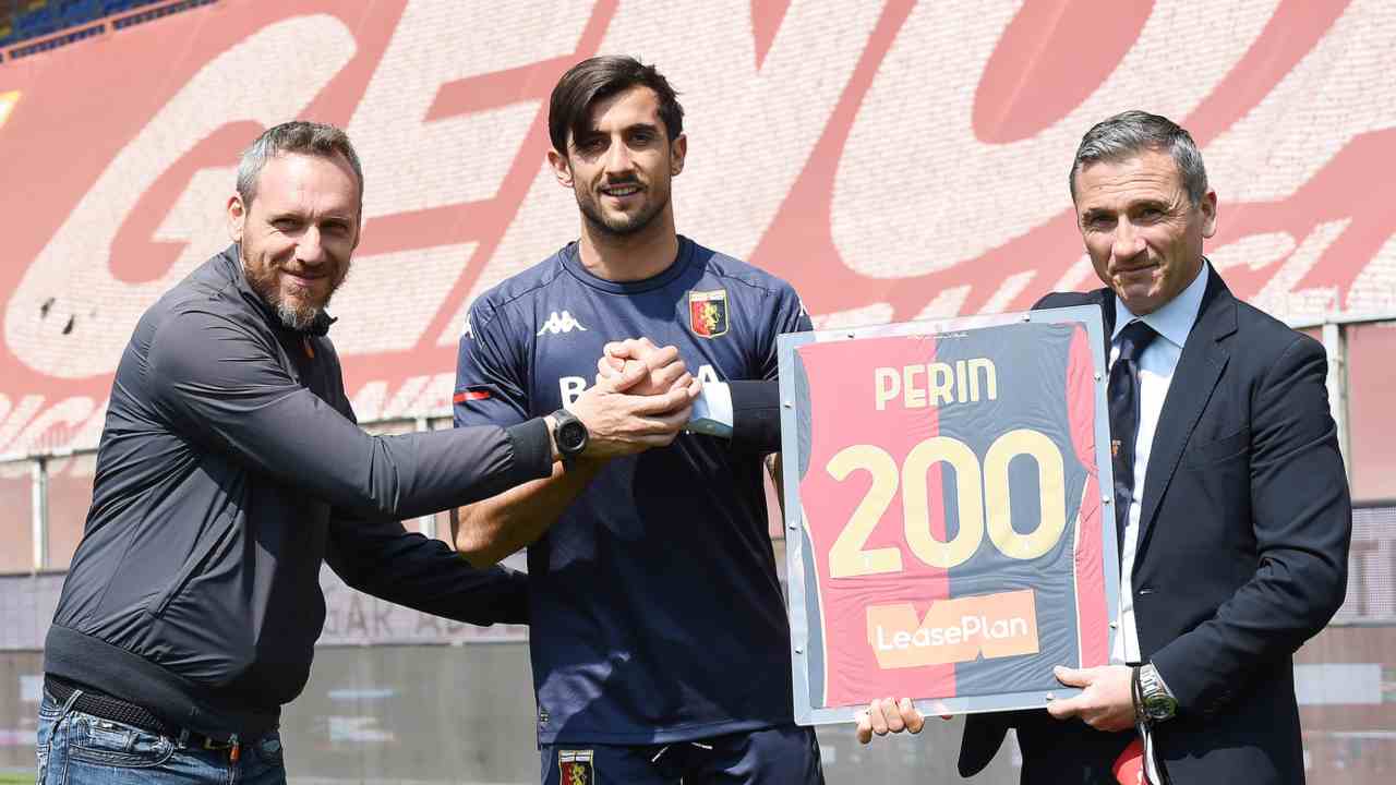 Perin premiato al Genoa - foto LaPresse