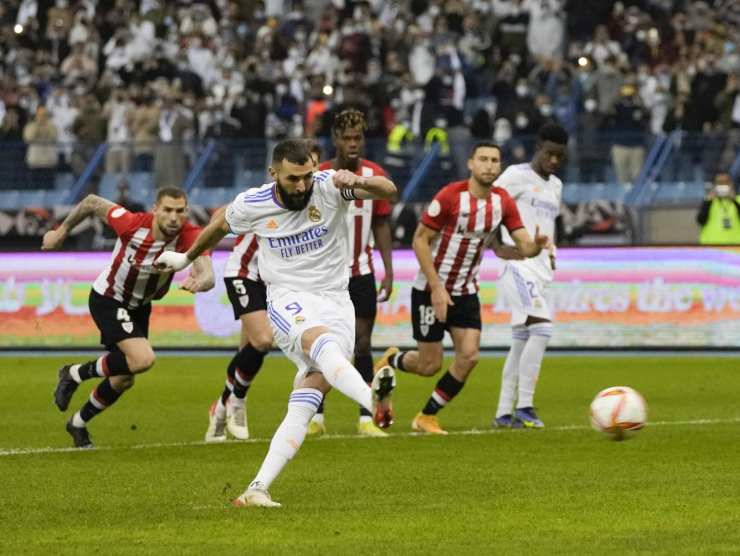 Rigore Benzema - foto LaPresse